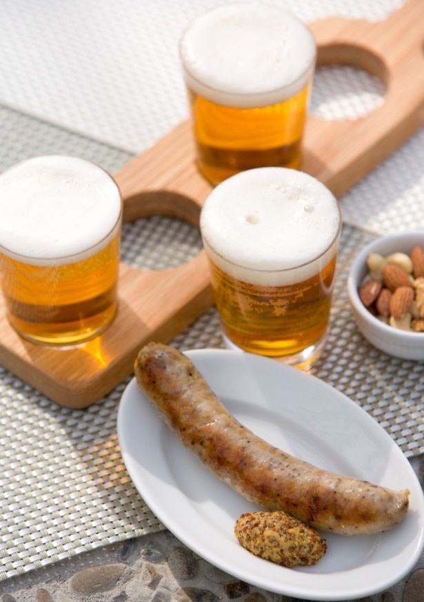 ビールに合うソーセージなど、おいしい料理がそろう。ドイツ生まれですっきり甘い、レモン風味のビアテイスト｢ラドラー｣やカクテルなども用意