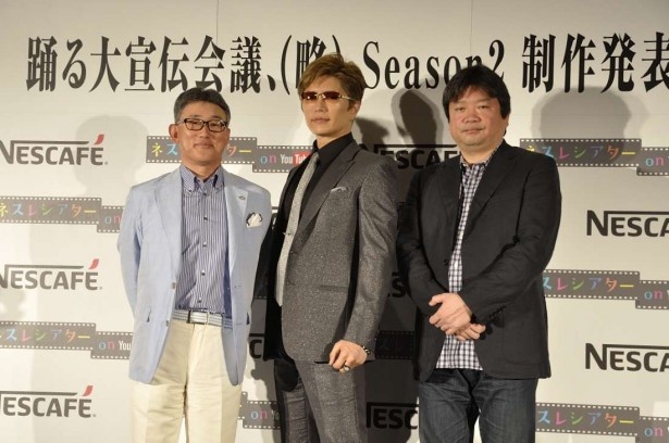 写真左からネスレ日本・高岡浩三社長、GACKT、本広克行監督