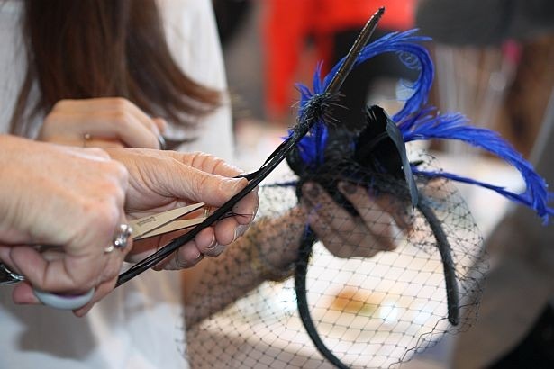 招待客たちは、モチーフに切り込みを入れ、遊び心のある帽子を作成！