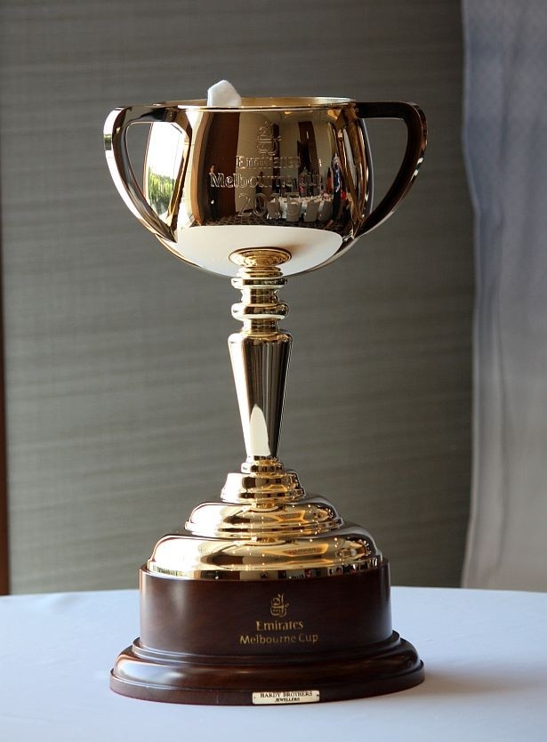 「エミレーツ・メルボルンカップ」優勝馬に贈られる18金製の優勝杯(時価1670万円以上)