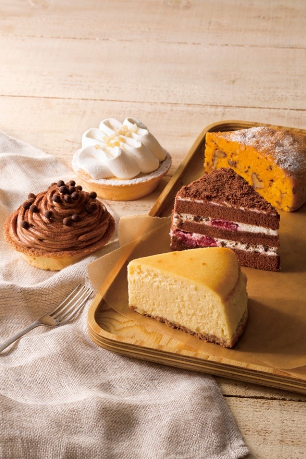 ケーキやタルトの種類も豊富。ドリンクと共に楽しもう