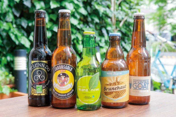 【写真を見る】全13種類のビールがそろう、オーガニックビアガーデン at YAFFA ORGANIC CAFE。満月の夜にのみ醸造する、ロマンチックなビールも！
