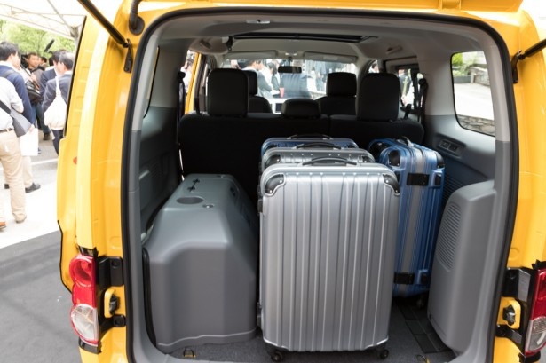 セダン型タクシーでは2個までしか入らなかったスーツケースは、4個まで積載可能