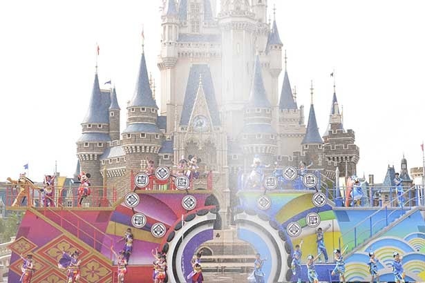 東京ディズニーランドでは、7月9日(木)から8月31日(月)まで、日本の祭りをモチーフにした「ディズニー夏祭り」を開催