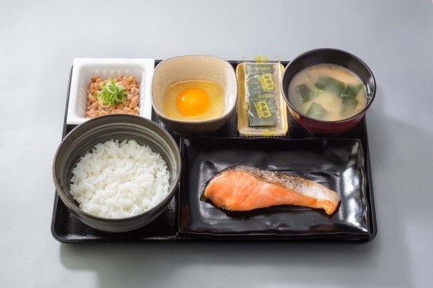 ｢特朝定食｣(550円)。大きめの焼魚(サケ)、納豆他のお得なセット。朝からがっつり食べられる