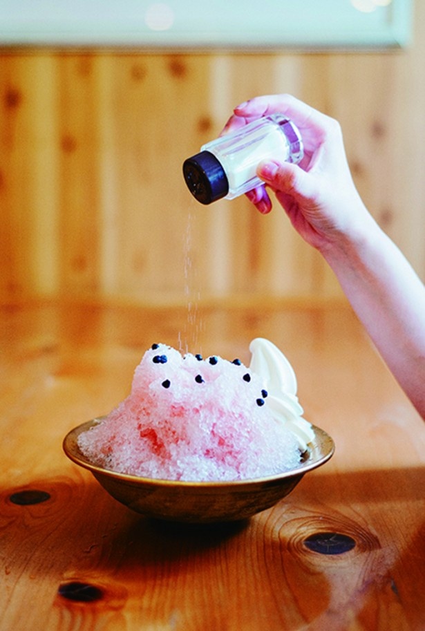 コメダ珈琲店で人気の夏季限定かき氷。2015年は塩をかけて食べる「すいか」（600円～）など3種類がデビュー