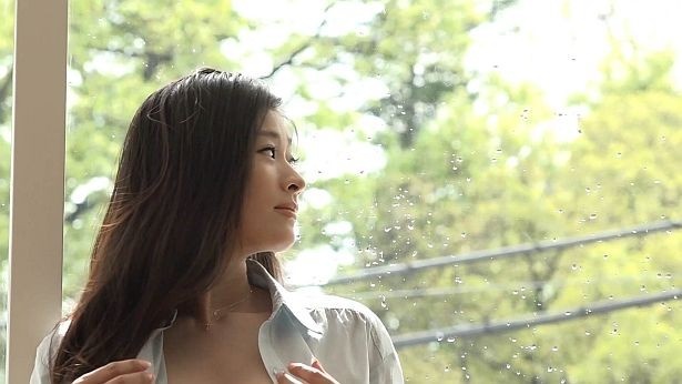 水滴の付いた窓ガラス越しの篠原のアップカットは、大人の魅力があふれている