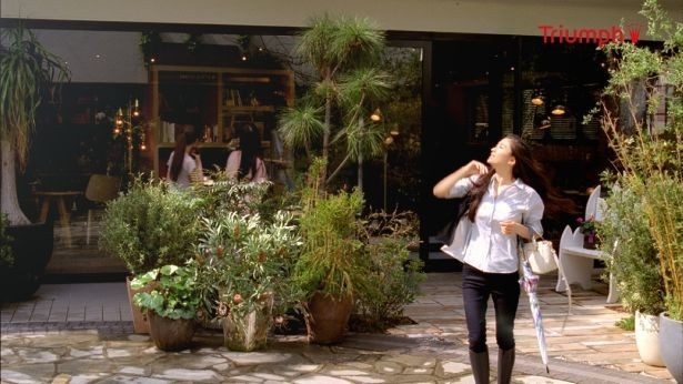 夏の日差し！まぶしそうな表情の篠原涼子