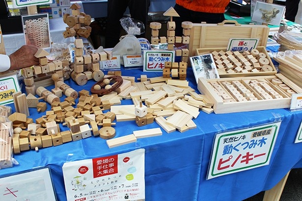天然ヒノキで作られた、動くつみ木「ピノキー」。ロボットや車など、こちらも子供に人気