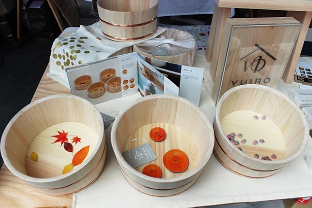春は桜、夏は金魚、秋は落ち葉、冬はミカン。四季折々のモチーフが湯桶の底に描かれている