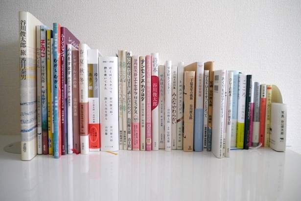 【写真を見る】会場では、企画者の私物の本が約90冊並ぶ。これらを自由に読める