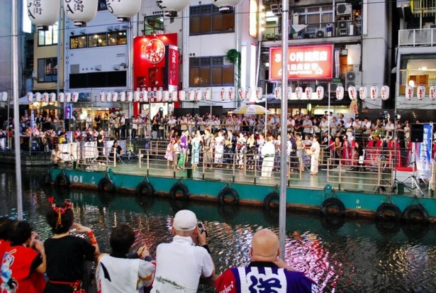 嘉門達夫ライブなど、さまざまなパフォーマンスが水上ステージで繰り広げられる