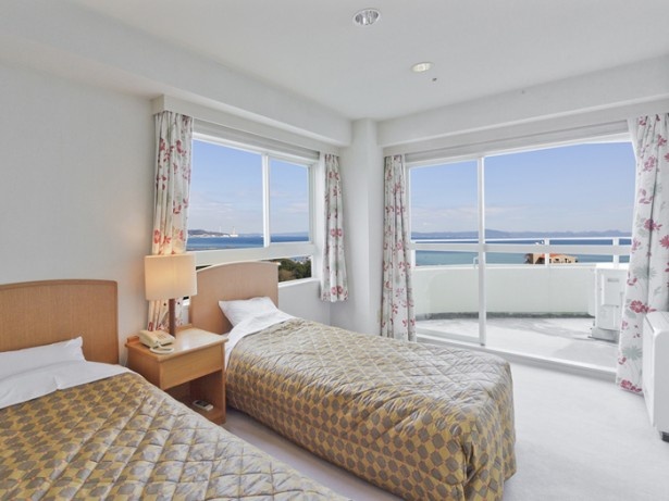 【写真を見る】部屋は本館10～13階の高層階を確約。三浦海岸の景色を満喫しよう
