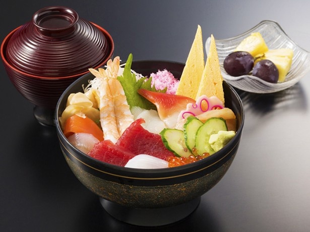 2日目の昼食は新鮮な魚介がのった「三浦海鮮丼」