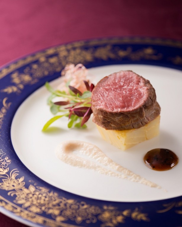 「牛肉のポワレ ドフィノワ添え」はしっとりと仕上がった肉にトリュフのソースが好相性