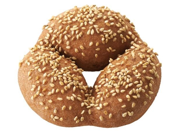 ブランを配合した黒糖風味の生地に白ごまをトッピング！「セサミブラン」(118円)