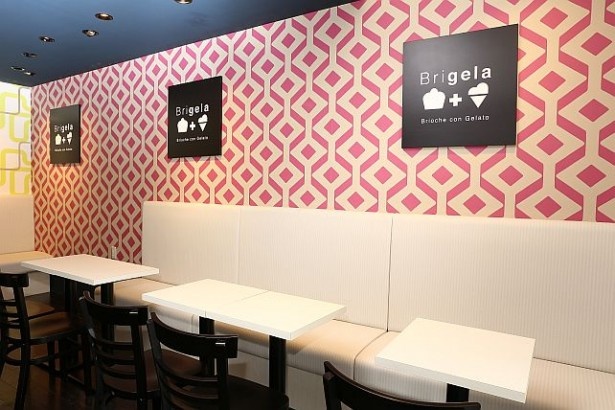 ポップな色使いがかわいらしい店内。他店のコーヒーも持ち込みできる。現在、ドリンクメニューは「アイスコーヒー」(280円)のみだが、今後はホットも提供予定とのこと