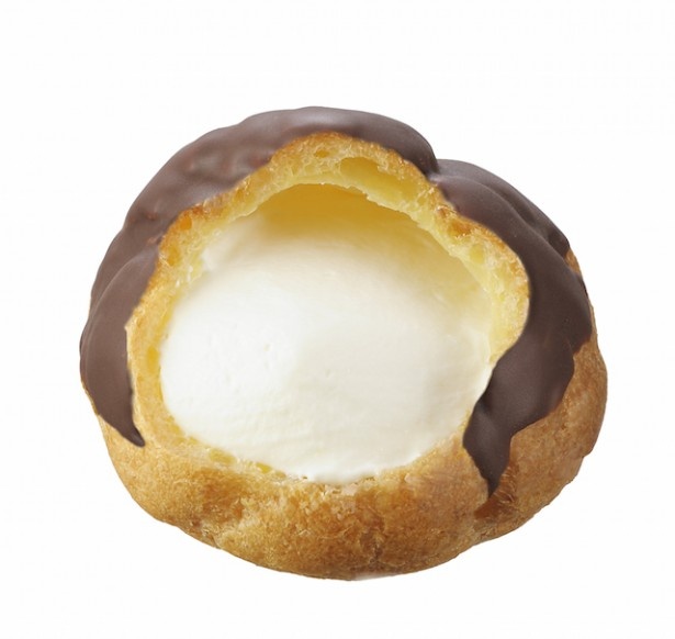 雪塩を隠し味に使った生クリームをシュー皮に詰めてチョコをコーティングした「夏の生クリームシュー(チョコがけ)」(140円)