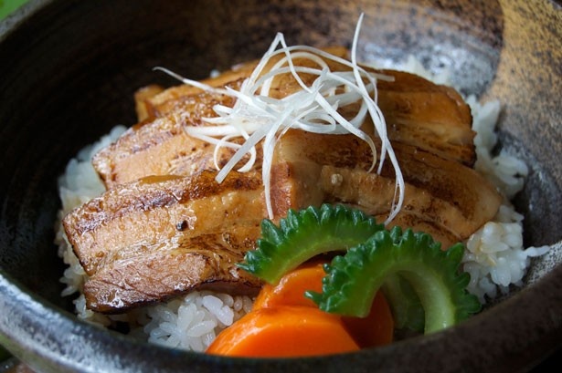 【写真を見る】豚の脂身の旨味を堪能できる「だいこんの花 あぐー豚食堂」の「あぐー豚のラフテー丼」(1201円)