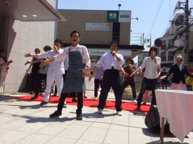 仕事後には歌とダンスの猛練習も行った。その成果はライブで披露される