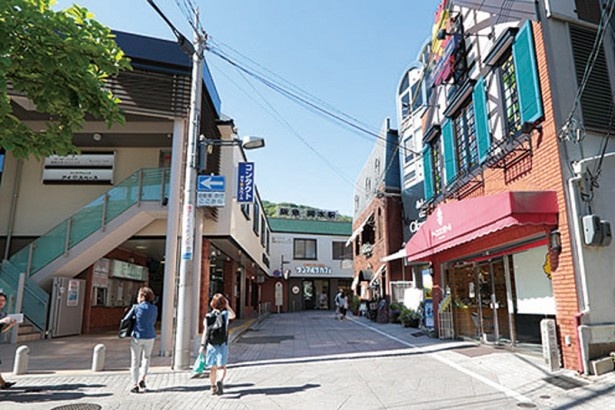石畳の続く岡本商店街。洗練された町並みに、おしゃれな店が並ぶ