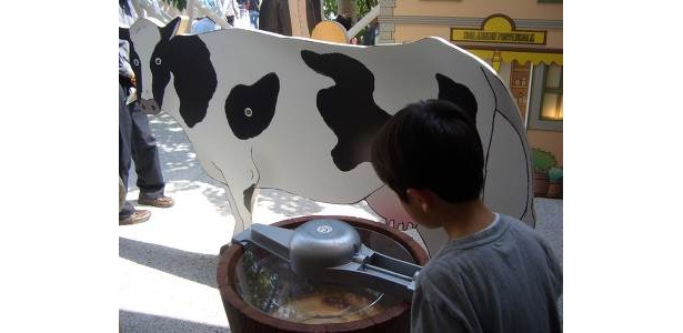 「横浜ものがたり」にあるアイス作り機。回してみよう♪