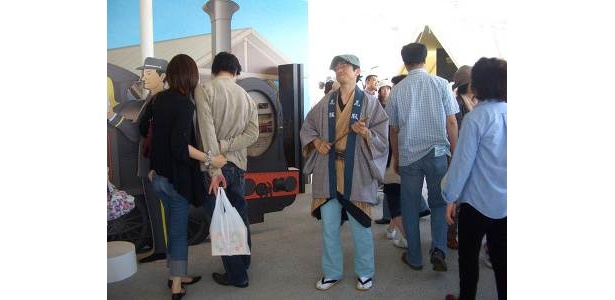 「横浜ものがたり」では、土日祝に限り講談師（にふんした方）の生の説明を聞けちゃう！