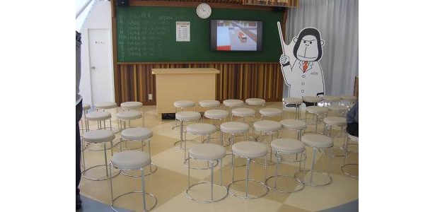 「ENEOS 未来のエネルギー館」の「エネゴリくん 森の学校」。黒板に開催時間があり