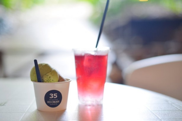 「35アイスクリーム」(写真・左330円～)や「ハイビスカスソーダ」(同・右370円)と共に、癒しのひと時を