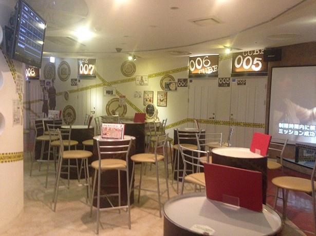 海外サスペンスドラマの捜査現場を彷彿とさせるクールなカフェの店内