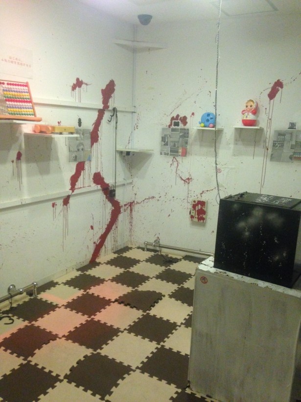 【写真を見る】キューブの中には、始まった瞬間手錠がかけられてしまう部屋もあるとか