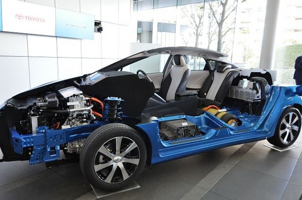 【写真を見る】トヨタ自動車が世界に先駆けて開発した、燃料電池自動車(FCV)「MIRAI」のカットされたボディも登場！先端技術や懐かしの商品が集結する