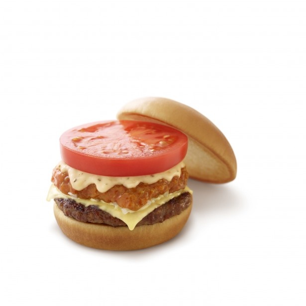 【写真を見る】｢リッチモスチーズバーガー ゴルゴンゾーラチーズソース｣(440円)。ゴルゴンゾーラにブラックペッパーと白ワインビネガーなどを加えたソースがミートソースとマッチ
