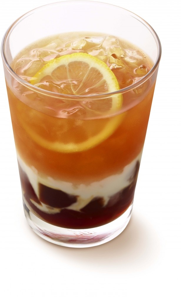 3層に分かれた見ためも涼しげな｢ティーゼリーティー　ココナッツソース｣(380円)。キャンディ茶葉を丁寧に蒸らして抽出したティーゼリーののどごしが爽やか