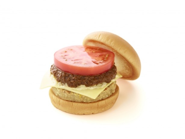 ｢ソイパティ カレーモスチーズバーガー｣(420円)。｢カレーモスバーガー｣のパティをソイパティに変更、スライスチーズをプラス