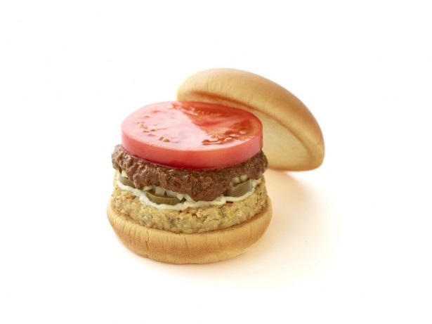 ｢ソイパティ スパイシーカレーモスバーガー｣(420円)。｢カレーモスバーガー｣のパティをソイパティに変更、ハラペーニョをプラス