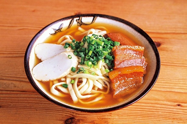 【写真を見る】手打ちそば きしもと食堂の「きしもとそば(大)」(650円)はまさに名店の味わい