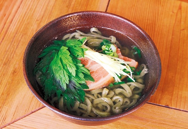 麺処 てぃあんだーの「フーチバーそば(中)」(670円)で、よもぎの香りを堪能しよう