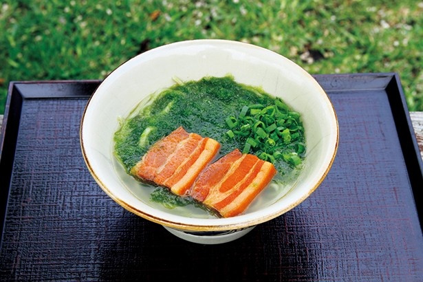 沖縄そばと茶処 屋宜家の「アーサそば」(800円)は磯の香りが際立つ