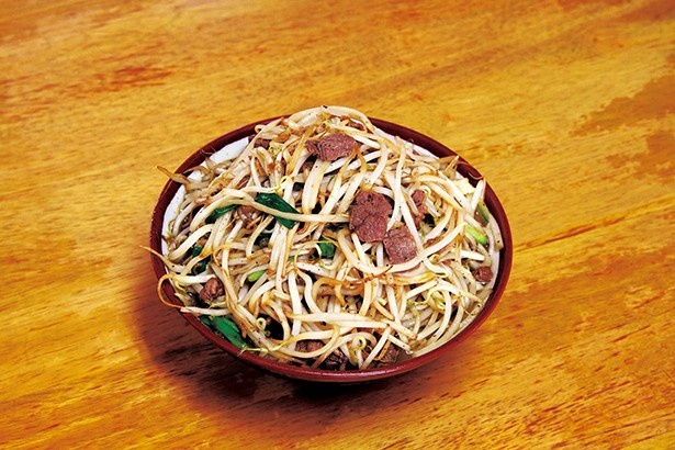前田食堂の「牛肉そば」(700円)はこしょうの刺激がたまらない