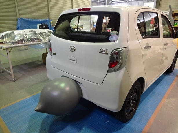 【写真を見る】ミライースの車体にはコマさんの尻尾らしきものが