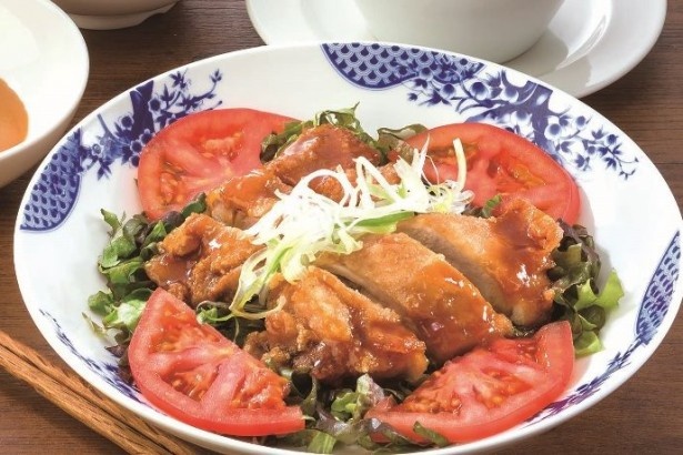 ｢九州産若鶏の油淋鶏～花椒辣油×金胡麻ソース～｣(税抜699円)。同店で人気の油淋鶏をアレンジした限定メニュー