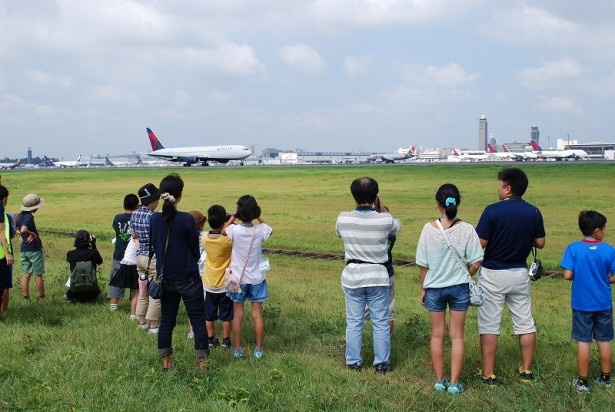 滑走路脇での離着陸見学。こんなに近くで飛行機が見られるのはめったにないチャンス