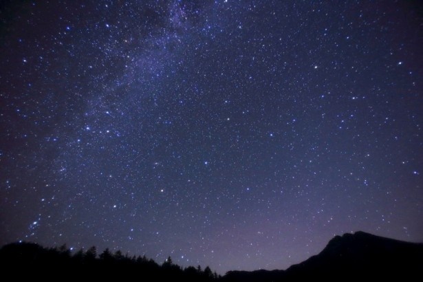 【写真を見る】環境省が"日本一星空が綺麗な村"と認定した長野県阿智村の星空