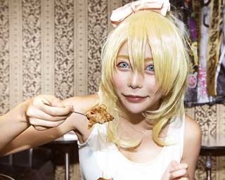 モノノフも絶賛！エジプトカレーを美人コスプレイヤーが食す