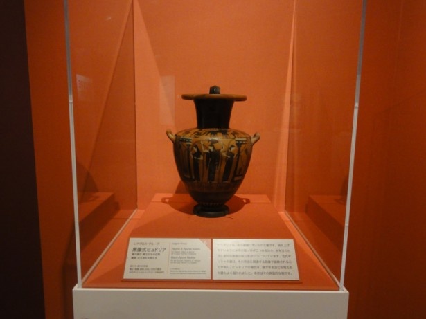 古代から日常の情景は絵の題材として多く用いられていたレアグロス・グループ「黒像式ヒュドリア　肩の部分：戦士たちの出発/腹部：水を汲む女性たち」 (前510-前500年頃)
