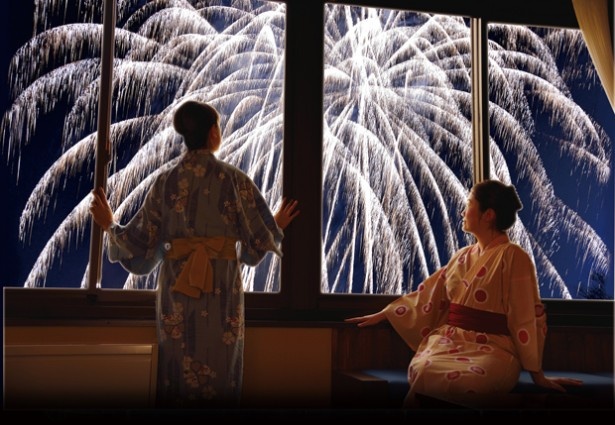 【写真を見る】部屋からゆったり花火を楽しむことができる