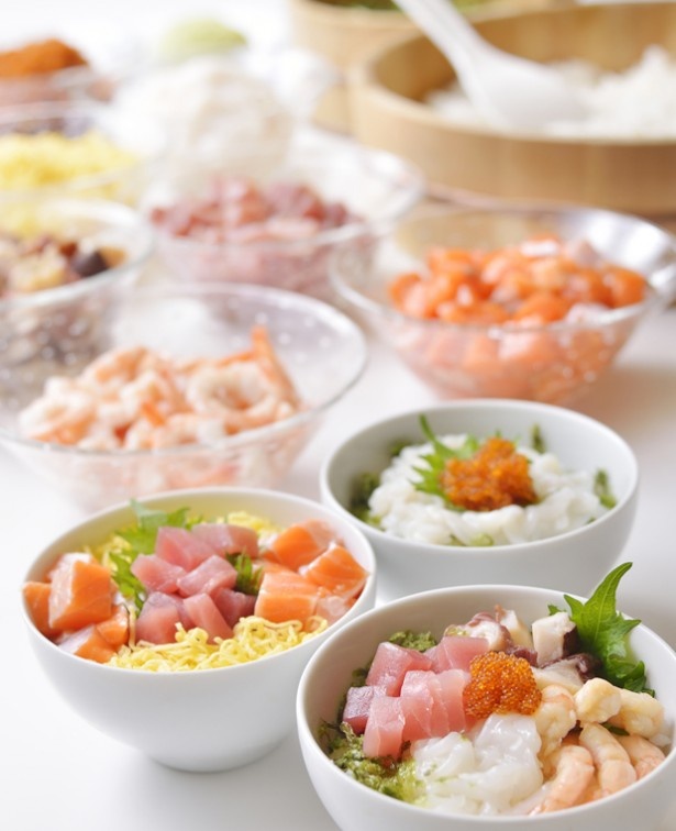 夕食バイキングではお好みの海鮮をのっけて自分だけの「海鮮のっけて丼」が登場(7～8月まで) 