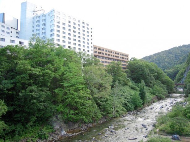 渓谷側から見た定山渓グランドホテル瑞苑