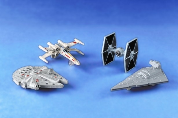 ｢トミカ スター・ウォーズ｣(発売中・税抜各900円)。実際の乗り物にないタイヤを透明で付けたり、タイヤ付き台車を同梱し、手転がし遊びが可能